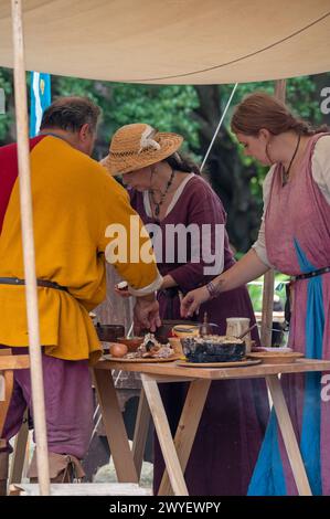 Darsteller aus der Bowlore-Truppe in mittelalterlichen Kostümen in ihrem Lager für die lebende Geschichte im Bishops Palace, Wells, Somerset, England, Großbritannien, 2022 Stockfoto