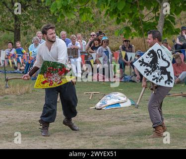 Darsteller aus der Bowlore-Truppe in mittelalterlichen Kostümen in ihrem Lager für die lebende Geschichte im Bishops Palace, Wells, Somerset, England, Großbritannien, 2022 Stockfoto