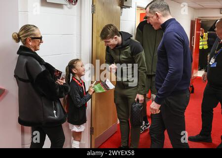 London, Großbritannien. April 2024. Luca Connell aus Barnsley mit dem Reisenden Maskottchen während des Sky Bet League 1 Matches Charlton Athletic vs Barnsley at the Valley, London, Vereinigtes Königreich, 6. April 2024 (Foto: Mark Cosgrove/News Images) in London, Vereinigtes Königreich am 6. April 2024. (Foto: Mark Cosgrove/News Images/SIPA USA) Credit: SIPA USA/Alamy Live News Stockfoto