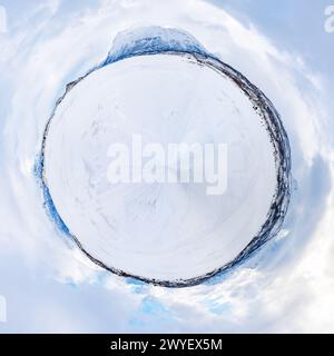 360 Grad Panoramablick auf den gefrorenen See Tornetrask in Abisko, Schweden Stockfoto