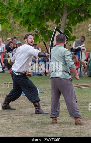 Darsteller aus der Bowlore-Truppe in mittelalterlichen Kostümen in ihrem Lager für die lebende Geschichte im Bishops Palace, Wells, Somerset, England, Großbritannien, 2022 Stockfoto