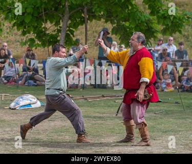 Darsteller aus der Bowlore-Truppe in mittelalterlichen Kostümen in ihrem Lager für die lebende Geschichte im Bishops Palace, Wells, Somerset, England, Großbritannien, 2022 Stockfoto