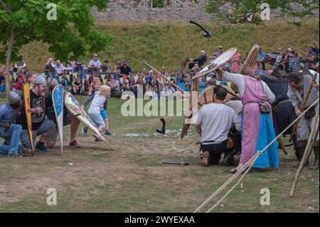 Darsteller aus der Bowlore-Truppe in mittelalterlichen Kostümen in ihrem Lager für die lebende Geschichte im Bishops Palace, Wells, Somerset, England, Großbritannien, 2022 Stockfoto