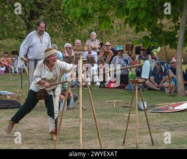 Darsteller aus der Bowlore-Truppe in mittelalterlichen Kostümen in ihrem Lager für die lebende Geschichte im Bishops Palace, Wells, Somerset, England, Großbritannien, 2022 Stockfoto