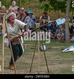 Darsteller aus der Bowlore-Truppe in mittelalterlichen Kostümen in ihrem Lager für die lebende Geschichte im Bishops Palace, Wells, Somerset, England, Großbritannien, 2022 Stockfoto