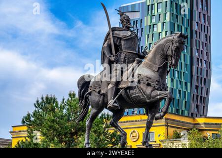 Denkmal des albanischen Nationalhelden Skanderbeg auf dem Skanderbeg-Platz, Tirane Albanien Stockfoto