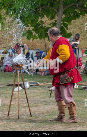 Darsteller aus der Bowlore-Truppe in mittelalterlichen Kostümen in ihrem Lager für die lebende Geschichte im Bishops Palace, Wells, Somerset, England, Großbritannien, 2022 Stockfoto