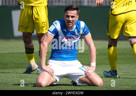 Brixia, Italien. April 2024. Enttäuschung von Gabriele Moncini vom Brescia Calcio FC während des italienischen Fußballspiels der Serie B zwischen Brescia Calcio FC und Pisa SC 1909 im Mario Rigamonti Stadion am 6. April 2024 in Brixia, Italien. Quelle: Unabhängige Fotoagentur/Alamy Live News Stockfoto