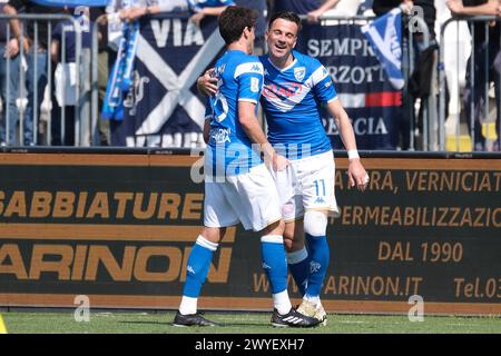 Brixia, Italien. April 2024. Gabriele Moncini von Brescia Calcio FC feiert nach einem Tor während des Spiels zwischen Brescia Calcio FC und Pisa SC 1909 im Mario Rigamonti Stadium am 6. April 2024 in Brixia, Italien. Quelle: Unabhängige Fotoagentur/Alamy Live News Stockfoto