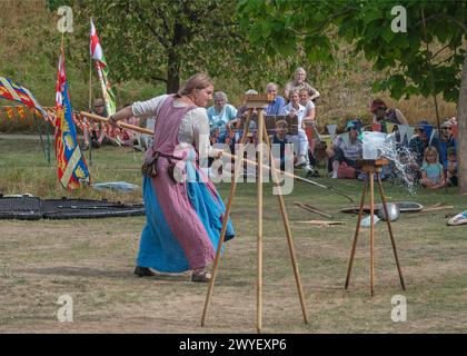 Darsteller aus der Bowlore-Truppe in mittelalterlichen Kostümen in ihrem Lager für die lebende Geschichte im Bishops Palace, Wells, Somerset, England, Großbritannien, 2022 Stockfoto
