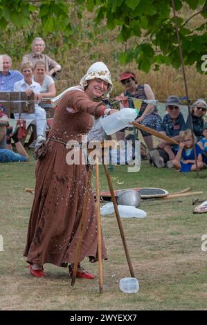 Darsteller aus der Bowlore-Truppe in mittelalterlichen Kostümen in ihrem Lager für die lebende Geschichte im Bishops Palace, Wells, Somerset, England, Großbritannien, 2022 Stockfoto