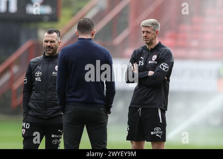 London, Großbritannien. April 2024. Neill Collins Head Coach von Barnsley spricht mit Jon Stead First Team Coach von Barnsley während des Sky Bet League 1 Matches Charlton Athletic vs Barnsley at the Valley, London, Großbritannien, 6. April 2024 (Foto: Alfie Cosgrove/News Images) in London, Großbritannien am 6. April 2024. (Foto: Alfie Cosgrove/News Images/SIPA USA) Credit: SIPA USA/Alamy Live News Stockfoto