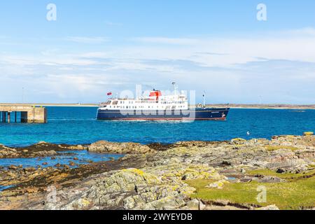 Scarinish, Tiree, Schottland, März 30 2024. Hebridean Princess, kleines Luxus-Kreuzfahrtschiff legt von der wunderschönen Insel Tiree in den Inneren Hebriden ab. Stockfoto