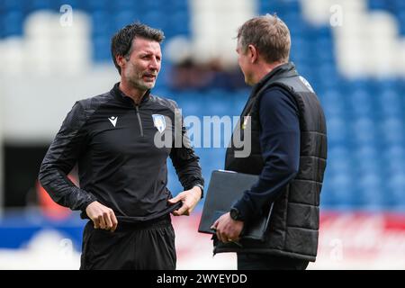 Colchester United Manager Danny Cowley (links) und Wrexham Manager Phil Parkinson (rechts) sprechen vor dem Spiel der Sky Bet League Two im JobServe Community Stadium in Colchester. Bilddatum: Samstag, 6. April 2024. Stockfoto