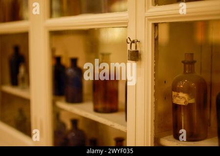 Alte Flaschen in einem Schrank in der Parfümerie Molinard in Grasse, Provence-Alpes-Côte d'Azur, Frankreich Stockfoto