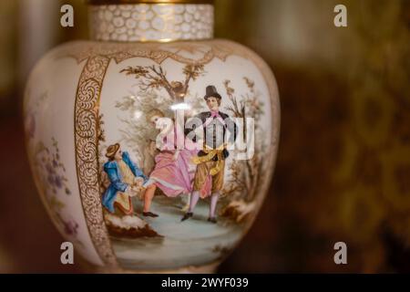 Nahaufnahme einer bemalten Vase in Molinard Parfümerie und Museum, Grasse, Provence-Alpes-Côte d'Azur, Frankreich Stockfoto