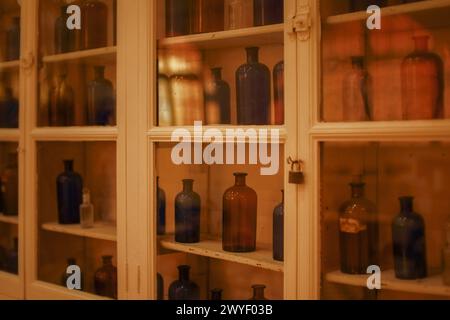 Alte Flaschen in einem Schrank in der Parfümerie Molinard in Grasse, Provence-Alpes-Côte d'Azur, Frankreich Stockfoto