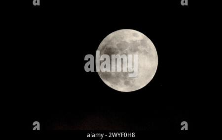 Magnificent Full Moon in High Definition: Ein klares und detailliertes Porträt des natürlichen Satelliten der Erde, der die Dunkelheit des Nachthimmels beleuchtet Stockfoto