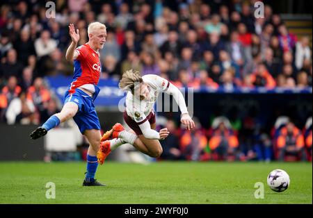 Will Hughes aus Crystal Palace (links) stellt Manchester Citys Jack Grealish während des Premier League-Spiels im Selhurst Park in London heraus. Bilddatum: Samstag, 6. April 2024. Stockfoto