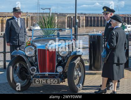 Schauspieler in historischen Kostümen in Watchet, Somerset, England, Großbritannien, während der WSR 40er Jahre und Watchet Home Front Weekend 2022 Stockfoto