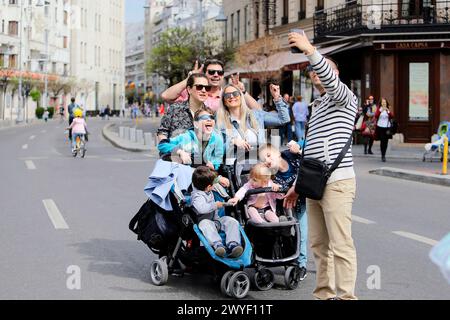 Bukarest, Rumänien. April 2024. Die Menschen posieren für ein Selfie während des ersten Wochenendes der „Open Streets - Bukarest, Urban Promenade“ auf der Calea Victoriei, die für den Fahrzeugverkehr gesperrt ist, in der Innenstadt von Bukarest, Rumänien, 6. April 2024. Quelle: Zhang Gaiping, Cristian Cristel/Xinhua/Alamy Live News Stockfoto