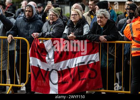 April 2024; Molineux Stadium, Wolverhampton, West Midlands, England; Premier League Football, Wolverhampton Wanderers gegen West Ham United; dänische Wolves Fans warten darauf, dass das Team außerhalb von Molineux ankommt. Credit: Action Plus Sports Images/Alamy Live News Stockfoto