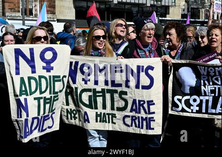 Edinburgh, Schottland, Großbritannien. April 2024. Lassen Sie Frauen sprechen, sich für Frauenrechte einzusetzen. Demonstration im Hügel mit Kellie-Jay Keen aka Posie Parker. Quelle: Craig Brown/Alamy Live News Stockfoto