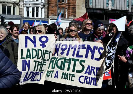 Edinburgh, Schottland, Großbritannien. April 2024. Lassen Sie Frauen sprechen, sich für Frauenrechte einzusetzen. Demonstration im Hügel mit Kellie-Jay Keen aka Posie Parker. Quelle: Craig Brown/Alamy Live News Stockfoto