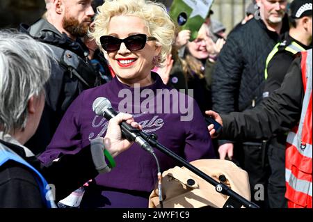 Edinburgh, Schottland, Großbritannien. April 2024. Lassen Sie Frauen sprechen, sich für Frauenrechte einzusetzen. Demonstration im Hügel mit Kellie-Jay Keen aka Posie Parker. Die Aktivistin Kellie-Jay Keen, auch bekannt als Posie Parker, spricht die Menge an. Quelle: Craig Brown/Alamy Live News Stockfoto