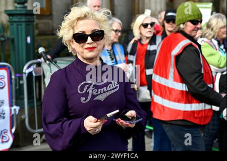 Edinburgh, Schottland, Großbritannien. April 2024. Lassen Sie Frauen sprechen, sich für Frauenrechte einzusetzen. Demonstration im Hügel mit Kellie-Jay Keen aka Posie Parker. Die Aktivistin Kellie-Jay Keen, auch bekannt als Posie Parker, spricht die Menge an. Quelle: Craig Brown/Alamy Live News Stockfoto