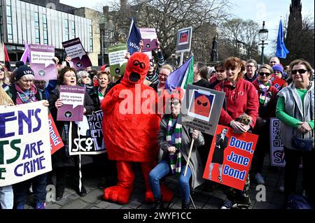 Edinburgh, Schottland, Großbritannien. April 2024. Lassen Sie Frauen sprechen, sich für Frauenrechte einzusetzen. Demonstration im Hügel mit Kellie-Jay Keen aka Posie Parker. Quelle: Craig Brown/Alamy Live News Stockfoto