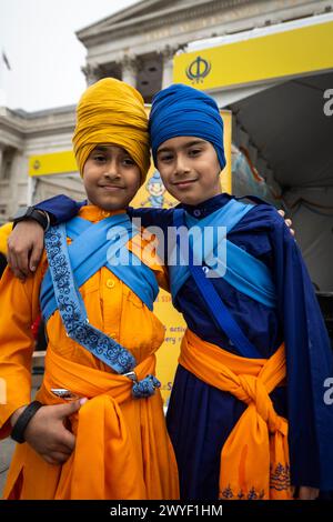 London, Großbritannien. 6. April 2024. Hazoor (7 Jahre) und Karam (8 Jahre) in traditionellen Sikh-Outfits während des Vaisakhi-Festivals auf dem Trafalgar Square. Die Veranstaltung markiert die Gründung der Sikh-Gemeinde, der Khalsa im Jahr 1699, das Frühlingserntefest und ist eine Feier der Sikh- und Punjabi-Kultur. (DIE ERLAUBNIS DER ELTERN WURDE ERTEILT) Credit: Stephen Chung / Alamy Live News Stockfoto