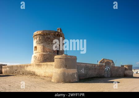 Torreon de San Miguel, ein militärischer Wachturm, steht vor einem bewölkten Himmel an der Küste von Almeria. Stockfoto