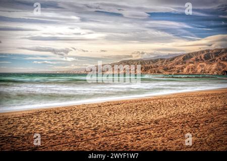 Lange Sicht fängt die ruhige Mittelmeerküste vom Zapillo Beach in Almeria, Andalusien, ein. Stockfoto