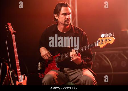 Mailand Italien. April 2024. Der US-amerikanische Skateboarding TOMMY GUERRERO tritt live auf der Bühne im Circolo Magnolia während der „Europa 2024 Tour“ auf. Vermerk: Rodolfo Sassano/Alamy Live News Stockfoto