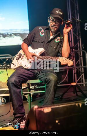 Mailand Italien. April 2024. Der US-amerikanische Skateboarding TOMMY GUERRERO tritt live auf der Bühne im Circolo Magnolia während der „Europa 2024 Tour“ auf. Vermerk: Rodolfo Sassano/Alamy Live News Stockfoto