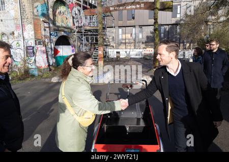 Die Pressesprecherin von Christiania, Hulda Mader L, schüttelt am Samstag, den 6. April 2024, Peter Hummelgaard R, Justizminister der Sozialdemokratischen Partei, die Hand. Bei einem Treffen in Christiania im März wurde beschlossen, die sogenannte Pusher Street im berühmten Kopenhagener Viertel während eines sogenannten Aktionstages am 6. April auszugraben. Es ist geplant, dass Christianitter mit Hilfe von Arbeitern die Straße ausgräbt. Menschen außerhalb von Christiania sind herzlich eingeladen, sich daran zu beteiligen, wie der Sprecher von Christiania informiert hat. Durch das Ausgraben der Straße hoffen die Bewohner von Christiania, dass es sich um die Straße handelt Stockfoto