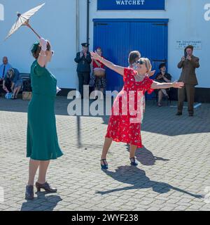 Schauspieler in historischen Kostümen in Watchet, Somerset, England, Großbritannien, während der WSR 40er Jahre und Watchet Home Front Weekend 2022 Stockfoto