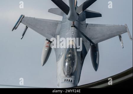 Eine F-16 der Republik Singapur wird von einer Washington Air National Guard KC-135 Stratotanker während des Cope Tiger 2024 betankt Stockfoto