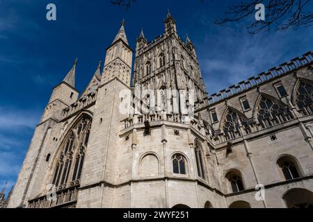 Außenansicht der Kathedrale von Gloucester am 2. April 2024 in Gloucester, Großbritannien. Die Kathedrale von Gloucester, früher die Kathedrale Kirche St. Peter und die Heilige und unteilbare Dreifaltigkeit, die ihren Ursprung in der Gründung eines Münsters, der Gloucester Abbey, hatte. Stockfoto