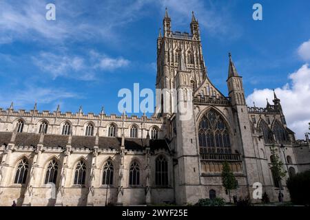 Außenansicht der Kathedrale von Gloucester am 2. April 2024 in Gloucester, Großbritannien. Die Kathedrale von Gloucester, früher die Kathedrale Kirche St. Peter und die Heilige und unteilbare Dreifaltigkeit, die ihren Ursprung in der Gründung eines Münsters, der Gloucester Abbey, hatte. Stockfoto