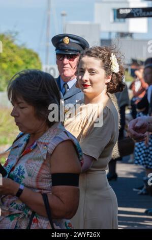 Enactors at Watchet Station, Watchet, Somerset, England, Großbritannien, während der West Somerset Railway Forties und des Watchet Home Front Weekend im Jahr 2022 Stockfoto