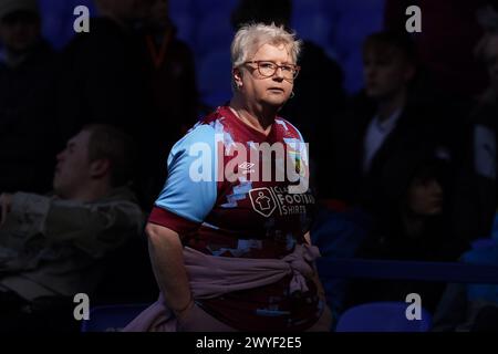 Burnley-Fans im Auswärtstrend vor dem Spiel der Premier League im Goodison Park, Liverpool. Bilddatum: Samstag, 6. April 2024. Stockfoto