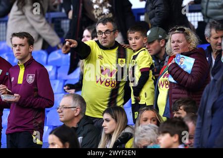 Burnley-Fans im Auswärtstrend vor dem Spiel der Premier League im Goodison Park, Liverpool. Bilddatum: Samstag, 6. April 2024. Stockfoto