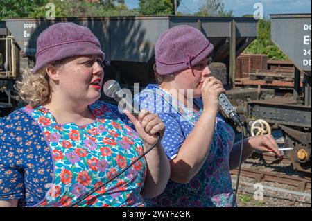 Pashy Pops Sänger am Bahnhof Dunster, Dunster, Somerset, England, Vereinigtes Königreich, während der West Somerset Railway Forties im Jahr 2022. Stockfoto