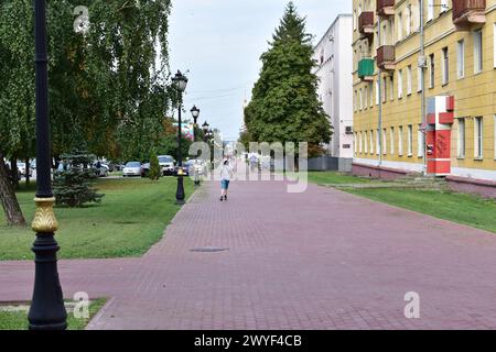 Die Bewohner Der Stadt Laufen Entlang Der Straße. Stockfoto