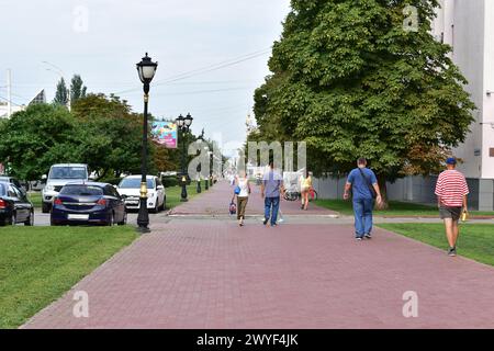 Die Bewohner Der Stadt Laufen Entlang Der Straße. Stockfoto