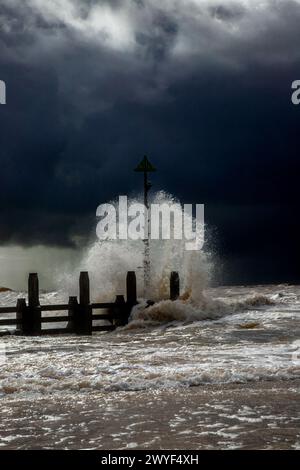 Wellen schlagen im Sturm auf Groyne Stockfoto