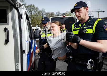 DIE HAAG - die Schwedin Greta Thunberg wird zum zweiten Mal während einer Blockade der A12 verhaftet. Thunberg war bei der 37. Straßenblockade anwesend, als während der Aktion neue internationale Aktionen gegen fossile Subventionen angekündigt wurden. ANP RAMON VAN FLYMEN Stockfoto