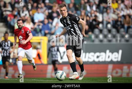 Charleroi, Belgien. April 2024. Charlerois Daan Heymans in Aktion während eines Fußballspiels zwischen Sporting Charleroi und RWD Molenbeek, Samstag, den 06. April 2024 in Charleroi, am ersten Tag der 2023-2024er Jupiler Pro League - Relegation Play-offs. BELGA PHOTO VIRGINIE LEFOUR Credit: Belga News Agency/Alamy Live News Stockfoto